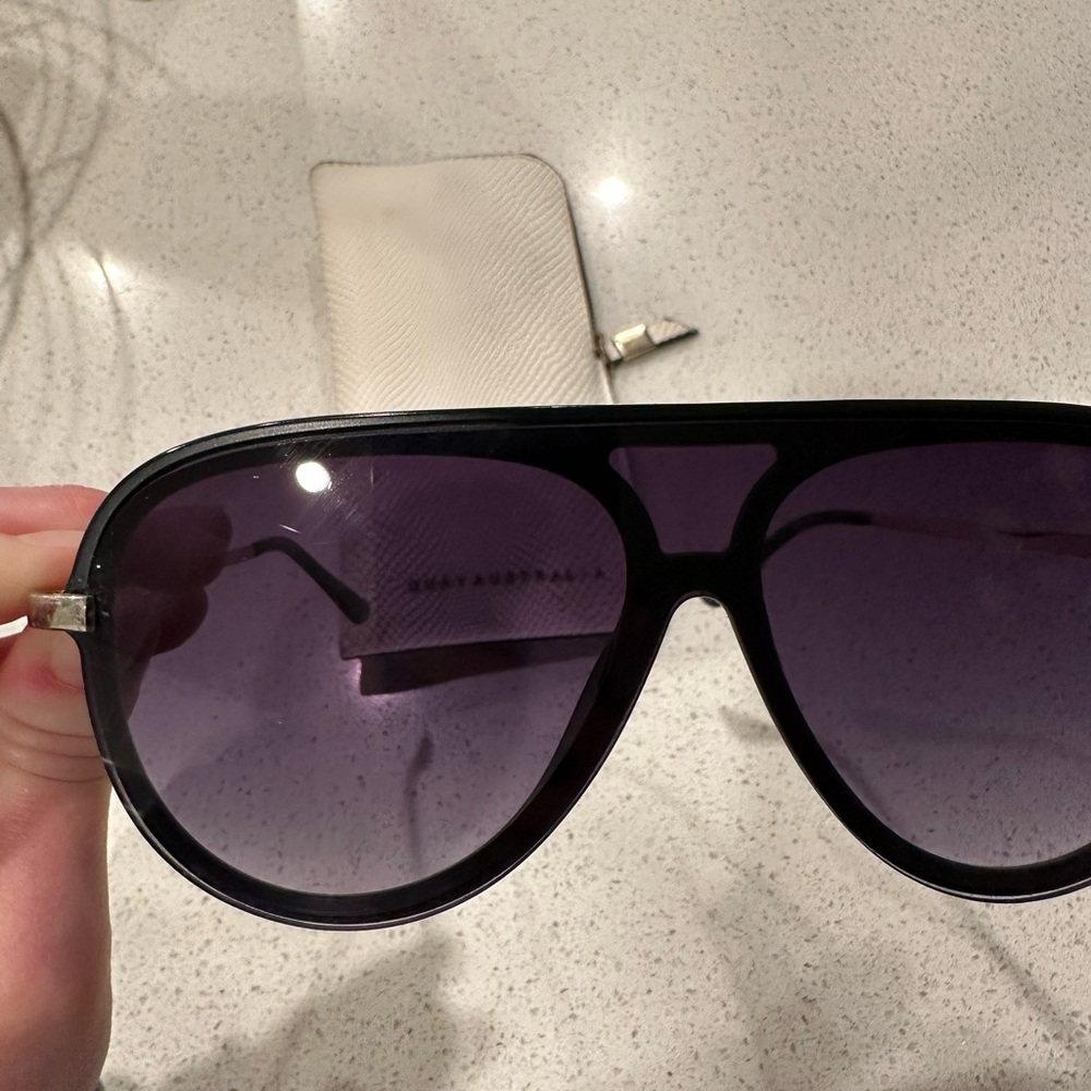 Quay Australia Black Sunglasses with Cream Case - Picture 5 of 6